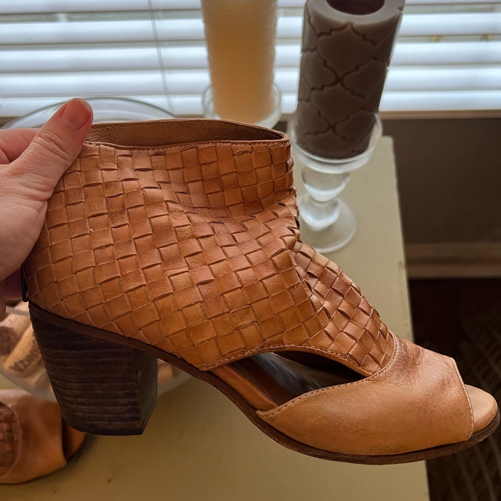 Leather peep toe shoes